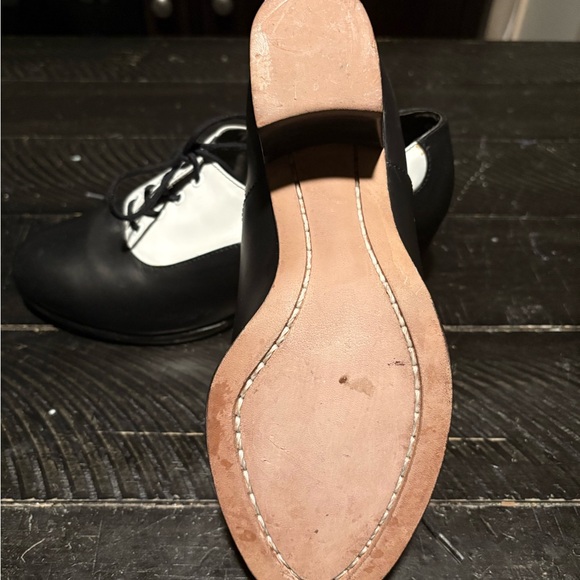 Capezio Black and White Oxford Shoes size 6.5 - Picture 3 of 5